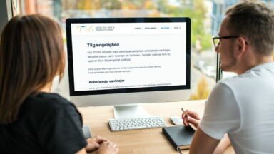 Mockup: to personer læser om webtilgængelighed på DTHS.dk